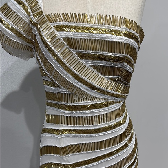 Mac Duggal Gold Goddess Beaded One Shoulder White Gown - Sample - Size 2 - Picture 5 of 14